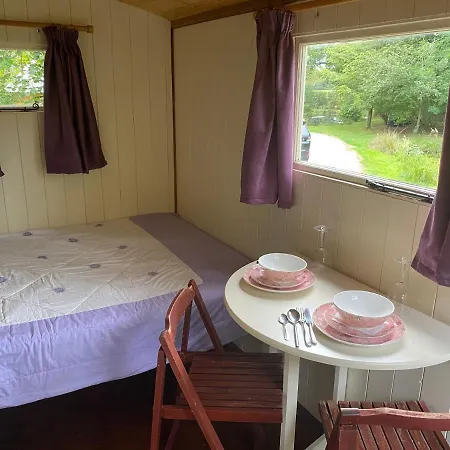 The Shepherd'S Hut - Wild Escapes Wrenbury Off Grid Glamping - Ages 12 And Over Baddiley Buitenkant foto