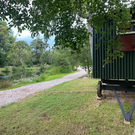 The Shepherd'S Hut - Wild Escapes Wrenbury Off Grid Glamping - Ages 12 And Over Baddiley Buitenkant foto