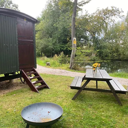 The Shepherd'S Hut - Wild Escapes Wrenbury Off Grid Glamping - Ages 12 And Over Baddiley Buitenkant foto