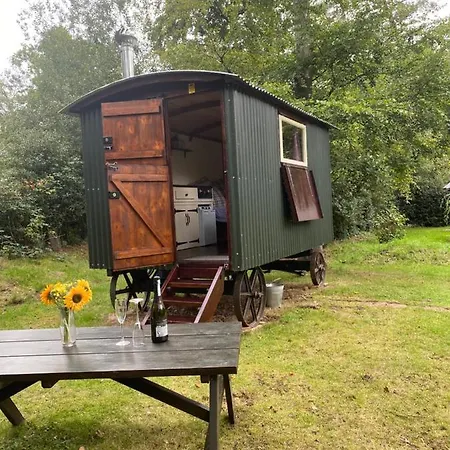 The Shepherd'S Hut - Wild Escapes Wrenbury Off Grid Glamping - Ages 12 And Over Baddiley Buitenkant foto