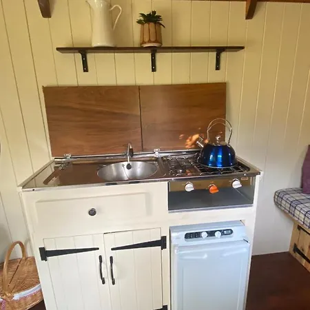 The Shepherd'S Hut - Wild Escapes Wrenbury Off Grid Glamping - Ages 12 And Over Baddiley Buitenkant foto