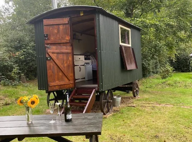 The Shepherd\'S Hut - Wild Escapes Wrenbury Off Grid Glamping - Ages 12 And Over
