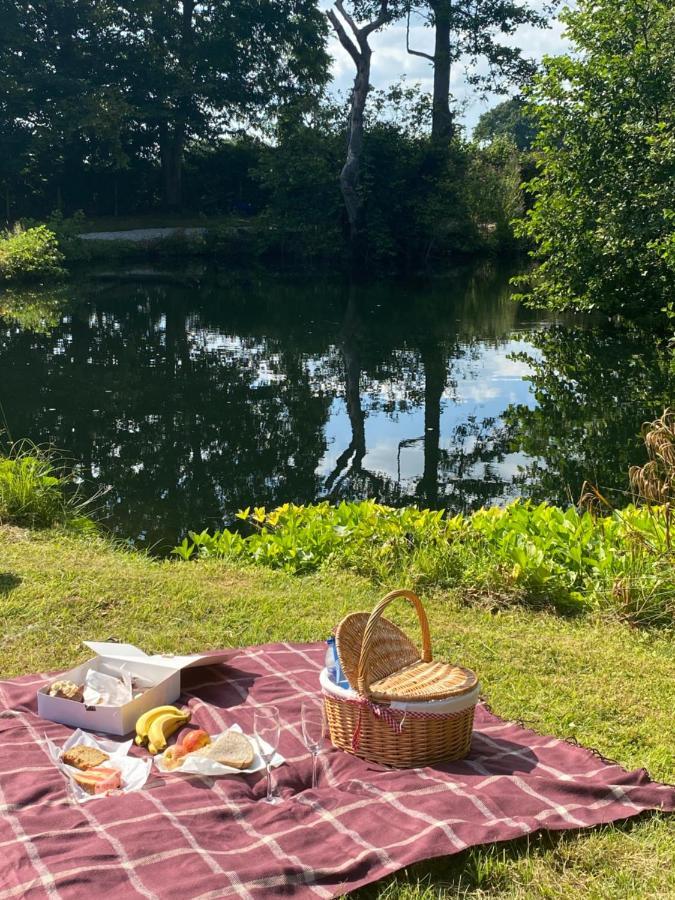 The Shepherd's Hut - Wild Escapes Wrenbury Off Grid Glamping - Ages 12 And Over Luxury tent Baddiley