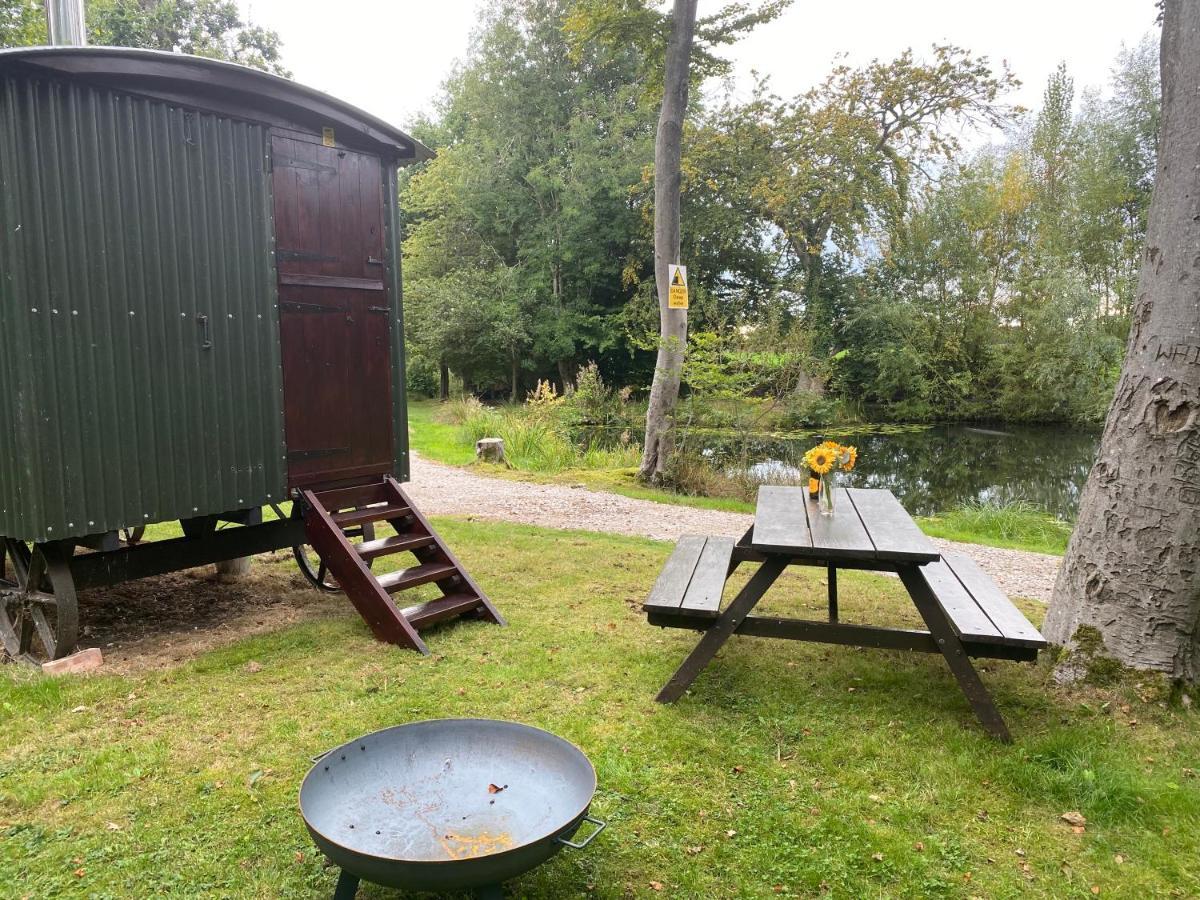 The Shepherd's Hut - Wild Escapes Wrenbury Off Grid Glamping - Ages 12 And Over Baddiley